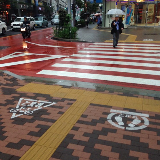 Compartilhamento por pedestres e ciclistas na calçada 