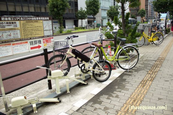 Paraciclo à frente da estação de trem de Osaka, Japão.