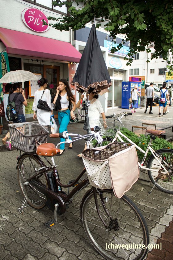 Bicicleta com cestos e suporte para guarda-chuva em Osaka, Japão.