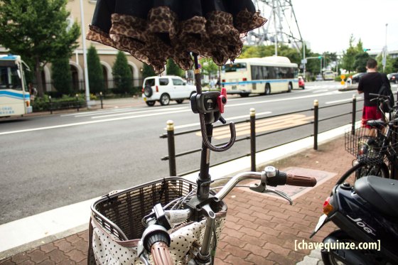 Detalhe do suporte para guarda-chuva no guidão.