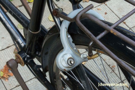 Bicicleta com trava prendendo apenas a roda traseira, no Parque de Maruyama, em Sapporo, Hokkaido, Japão.