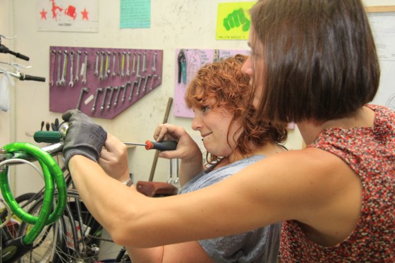 revista francesa Silence oficina bicicleta mecânica mulheres 1